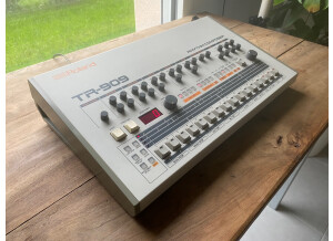 Roland TR-909 (99990)