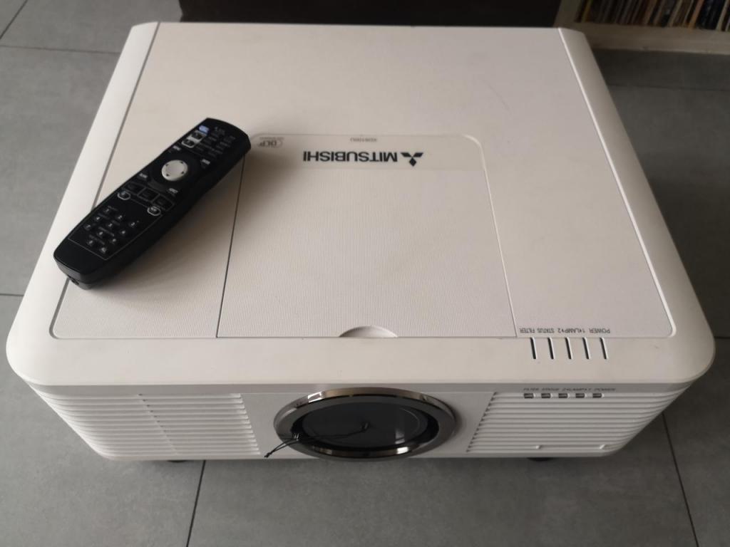 Vends Vidéo projecteur Mitsubishi XD8100U