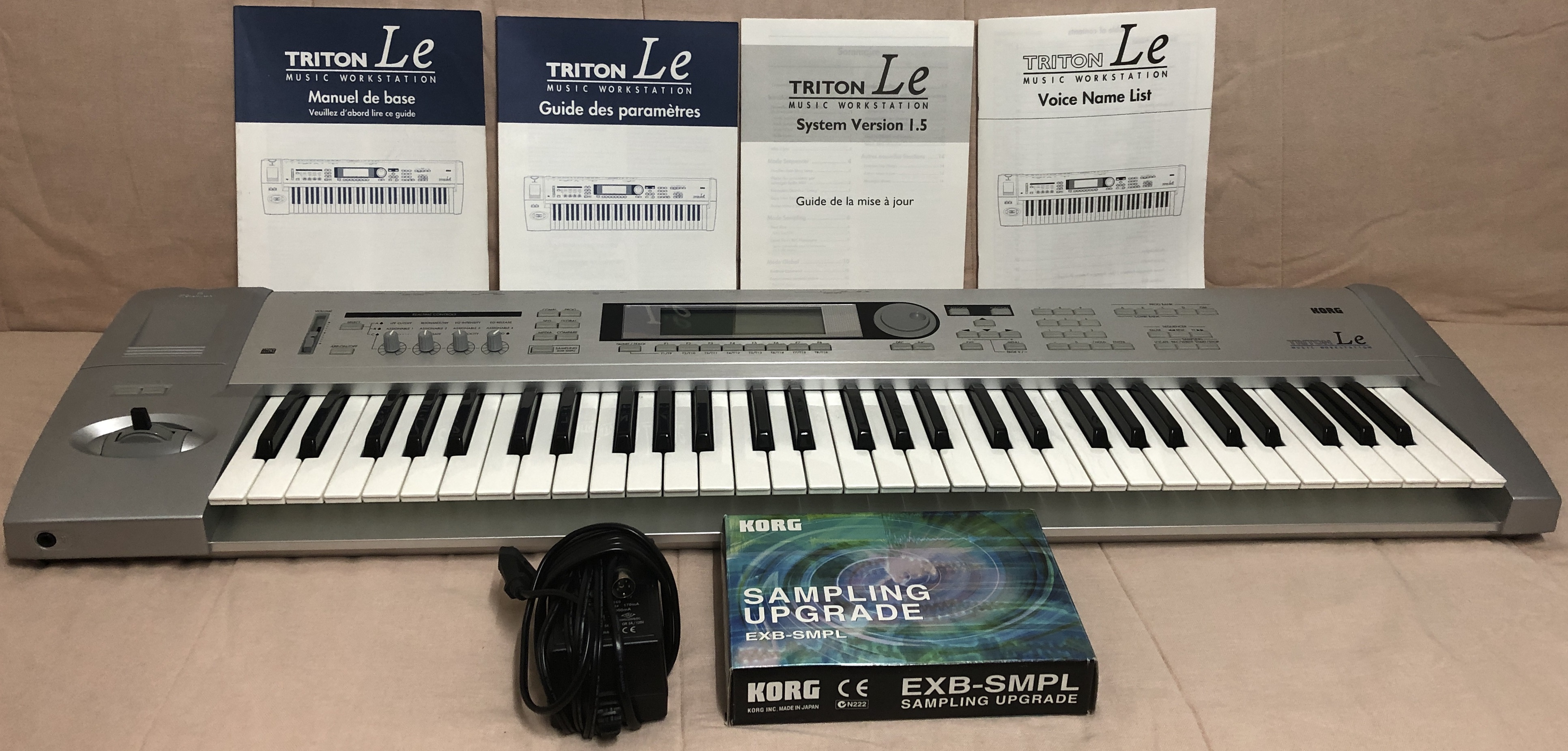 Offre unique : Korg Triton LE 61 synthétiseur Music WorkStation "neuf" avec carte sampling, étui et documentation complète
