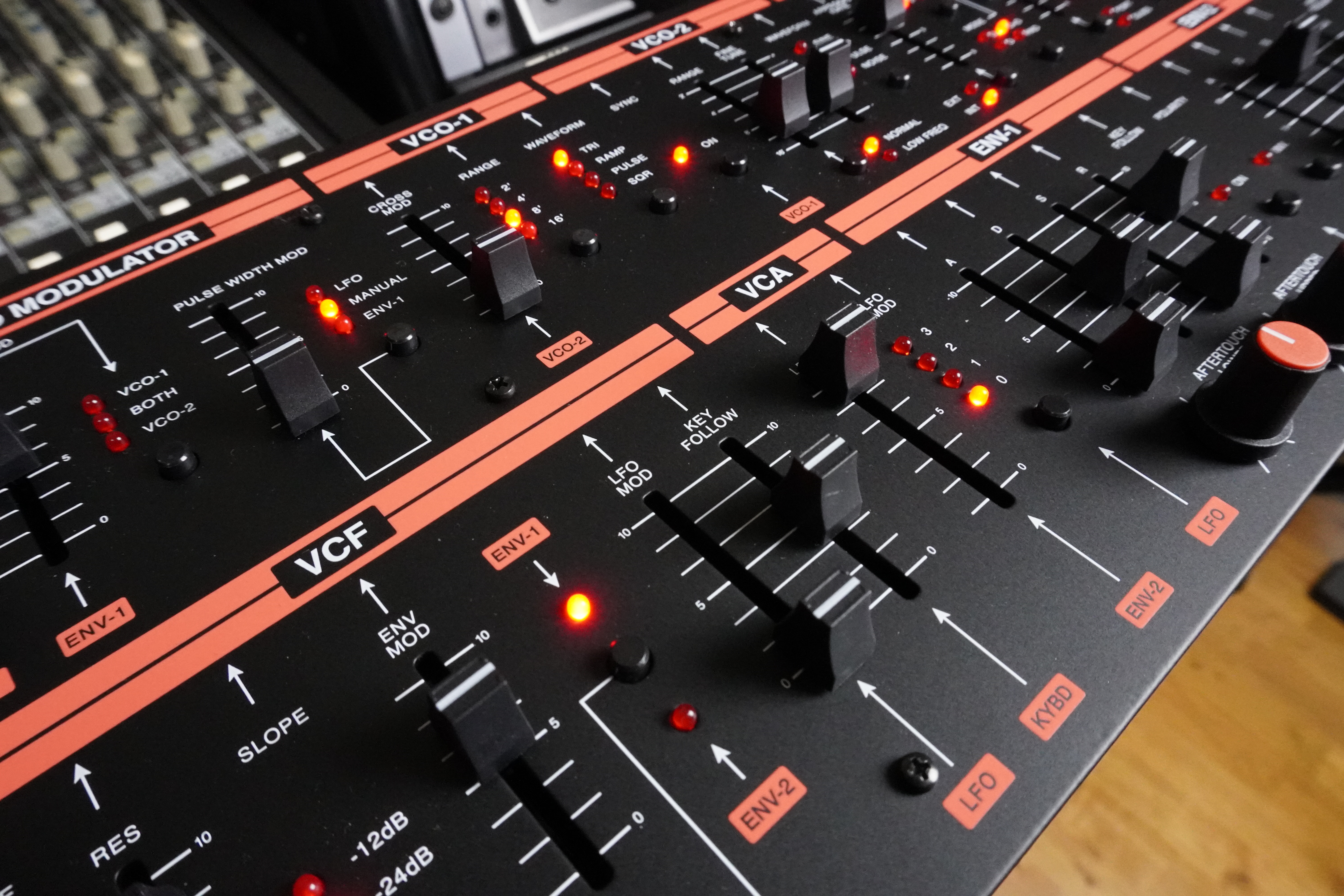 ISE-NIN 2tof 07 Zoom face gauche