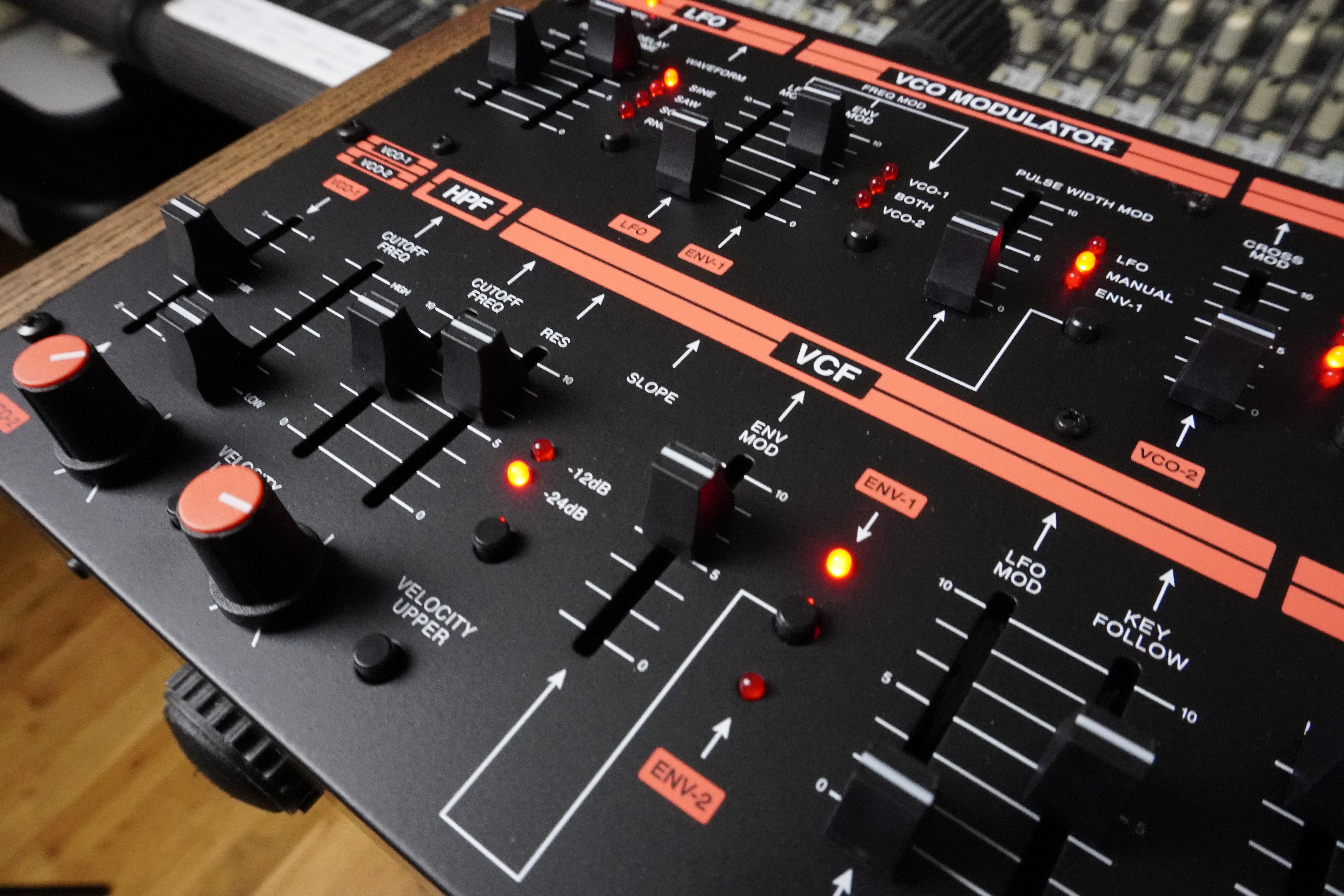 ISE-NIN 2tof 08 Zoom face droite