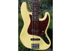 Fender Deluxe Active Jazz Bass - Vintage White Rosewood
