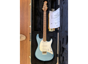 Music Man Hunter Hayes Cutlass signature