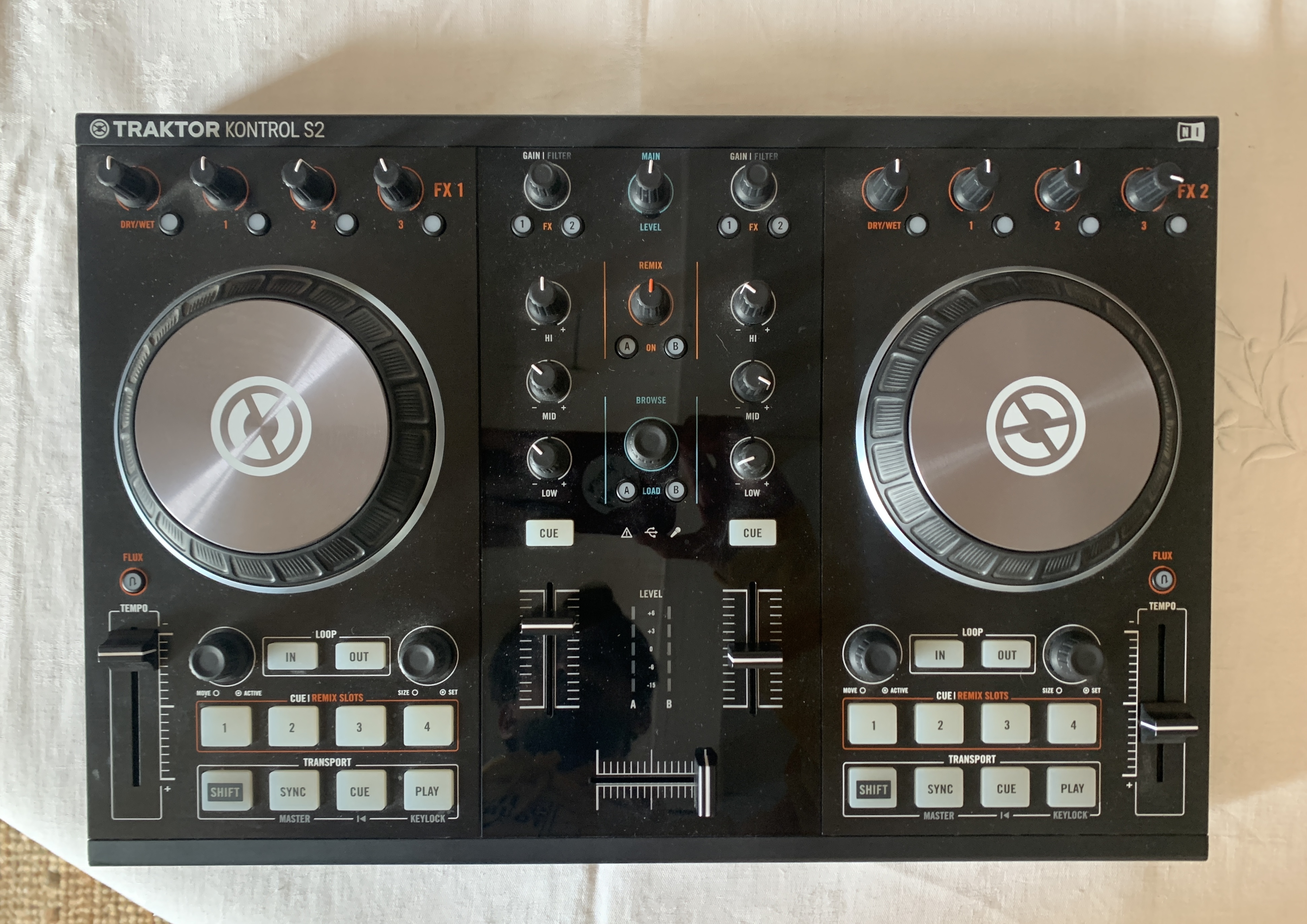 Traktor Kontrol S2 mk2 Native Instruments - Audiofanzine