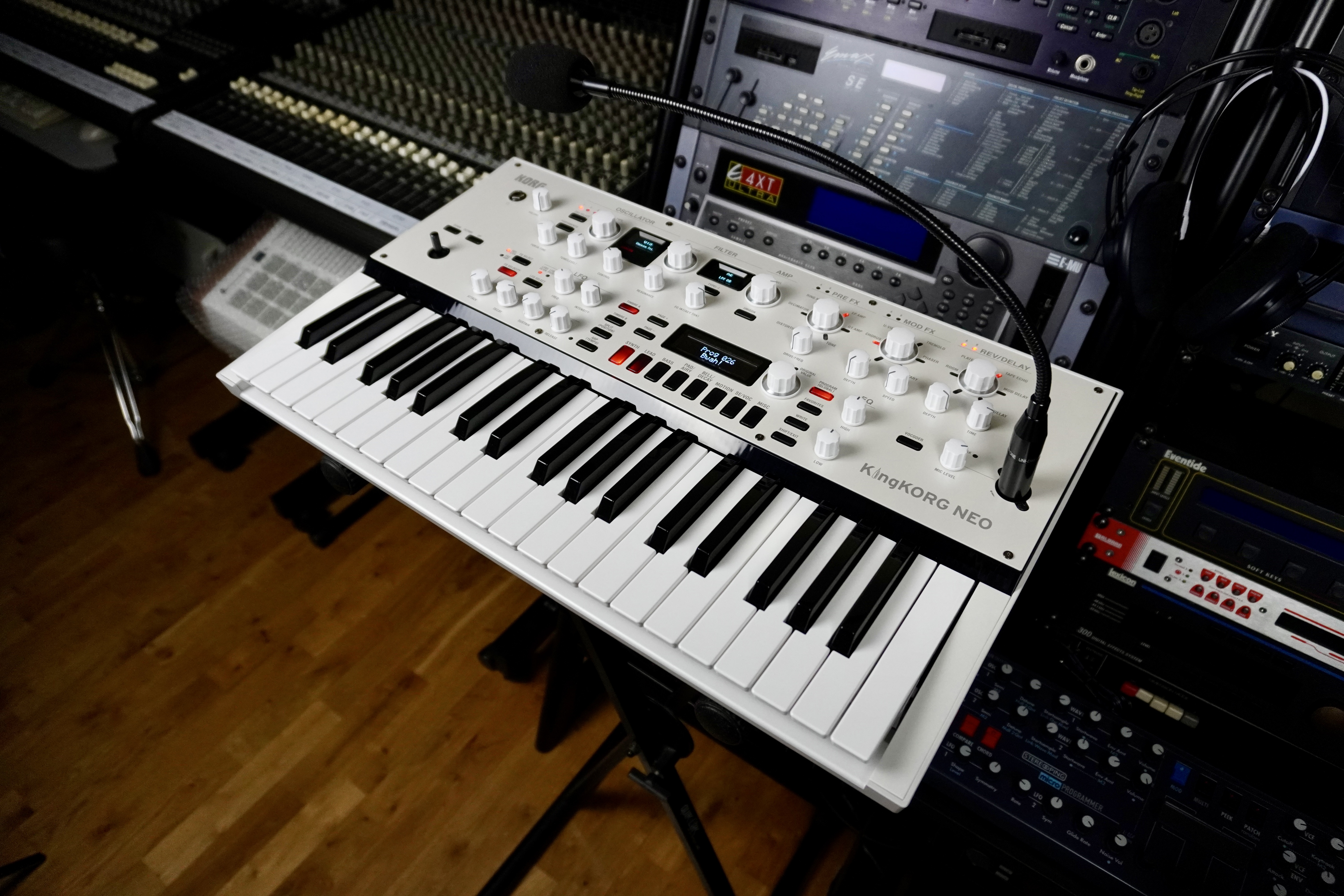 KingKorg NEO 2tof 3 trois quarts droite