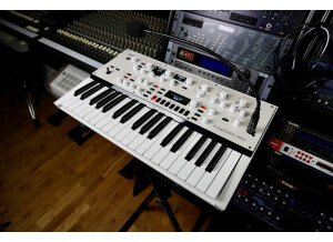 KingKorg NEO 2tof 3 trois quarts droite