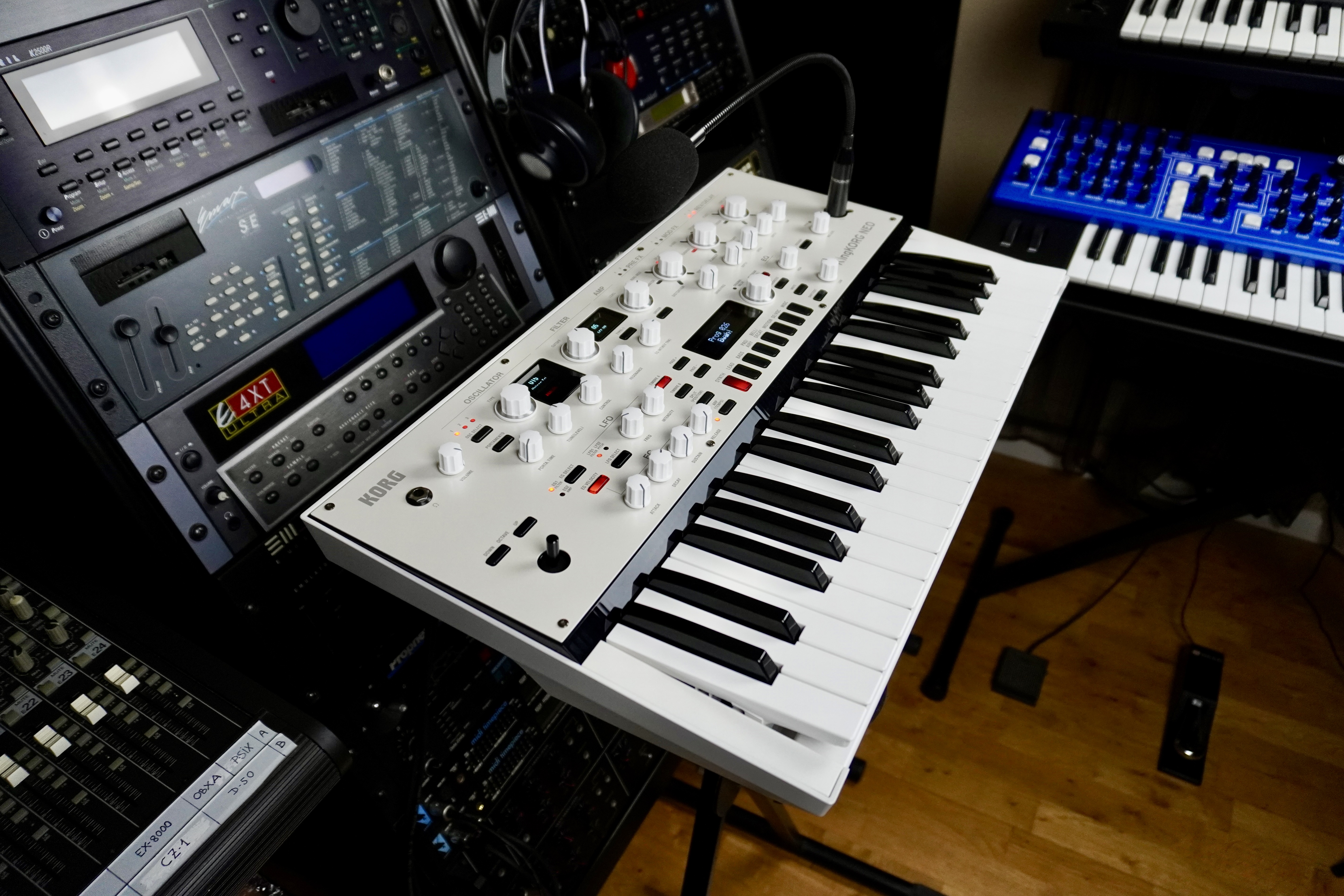 KingKorg NEO 2tof 5 trois quarts gauche