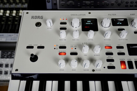 KingKorg NEO 2tof 7 zoom gauche KingKorg NEO 2tof 7 zoom gauche