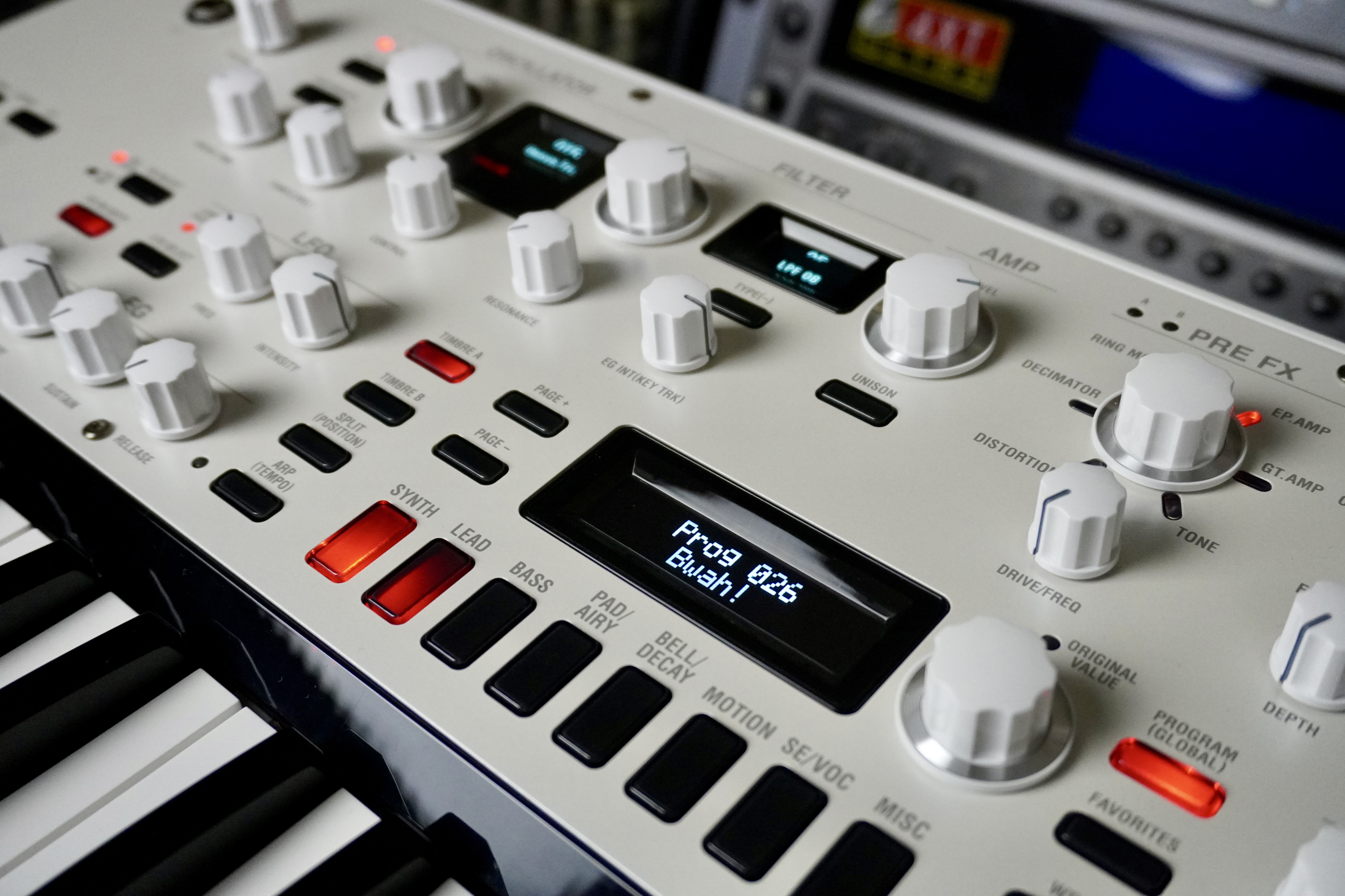 KingKorg NEO 2tof 10 zoom trois quarts droite