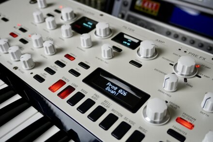 KingKorg NEO 2tof 10 zoom trois quarts droite KingKorg NEO 2tof 10 zoom trois quarts droite