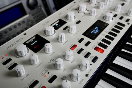 KingKorg NEO 2tof 11 zoom trois quarts gauche KingKorg NEO 2tof 11 zoom trois quarts gauche