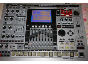 Roland MC-909 Sampling Groovebox (70911)
