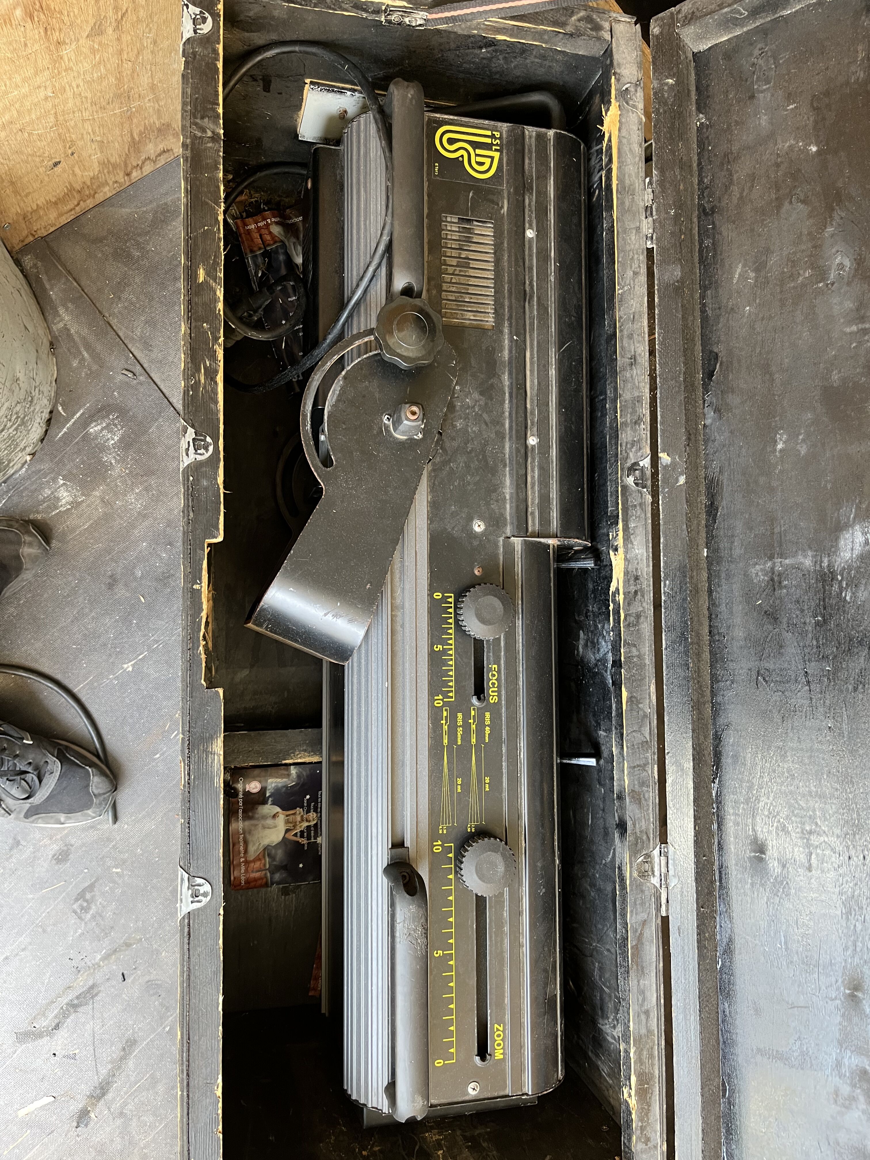 vend poursuite PSL 1200W HMI avec changeur de couleur en flight case.