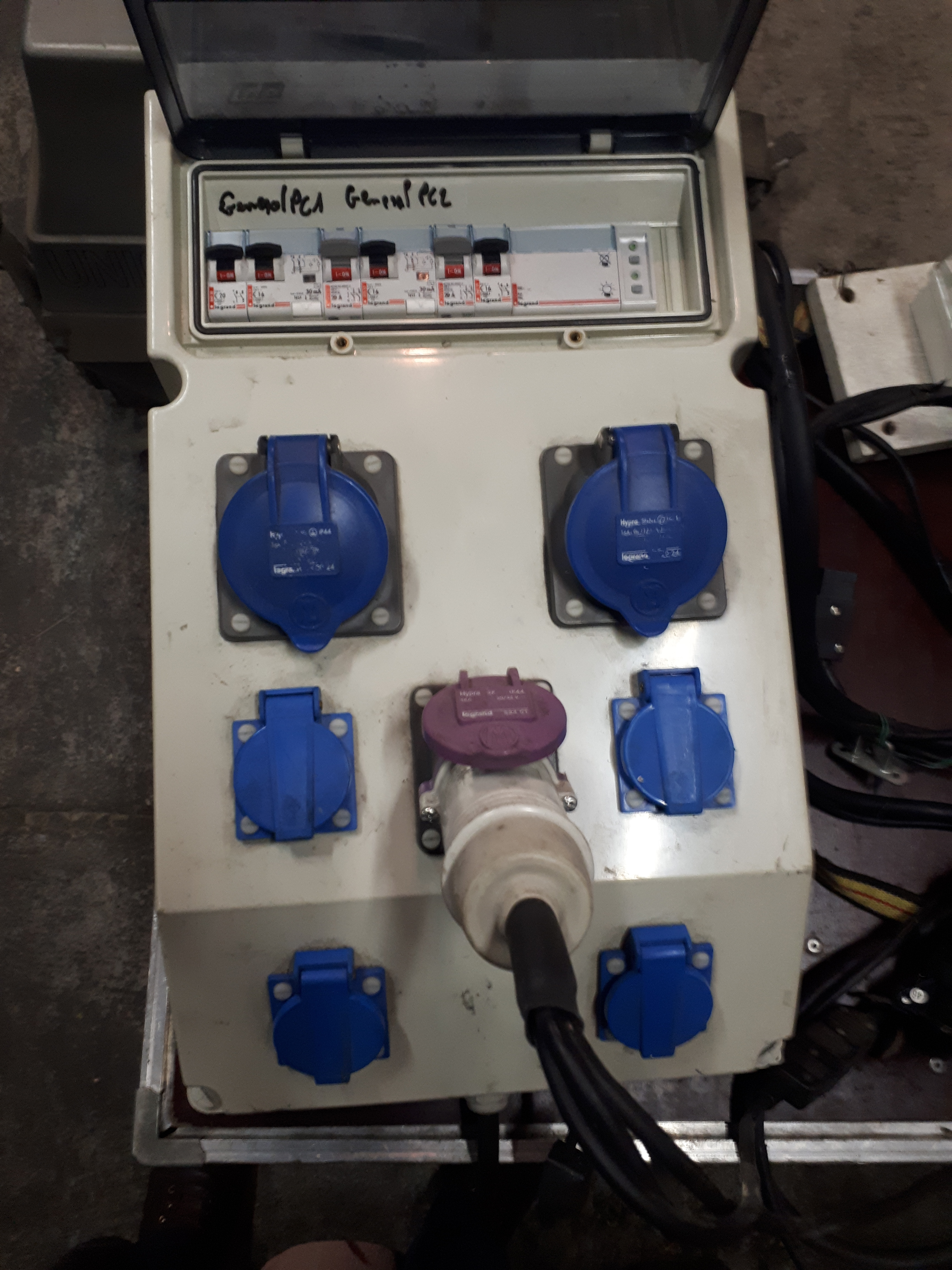 VENDS ARMOIRE ELECTRIQUE MOBILE DE SECURITE CHA¨PITEAU