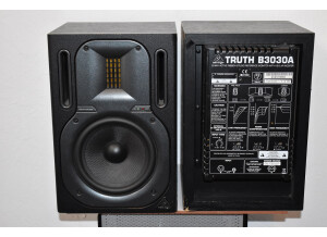Behringer Truth B3030A