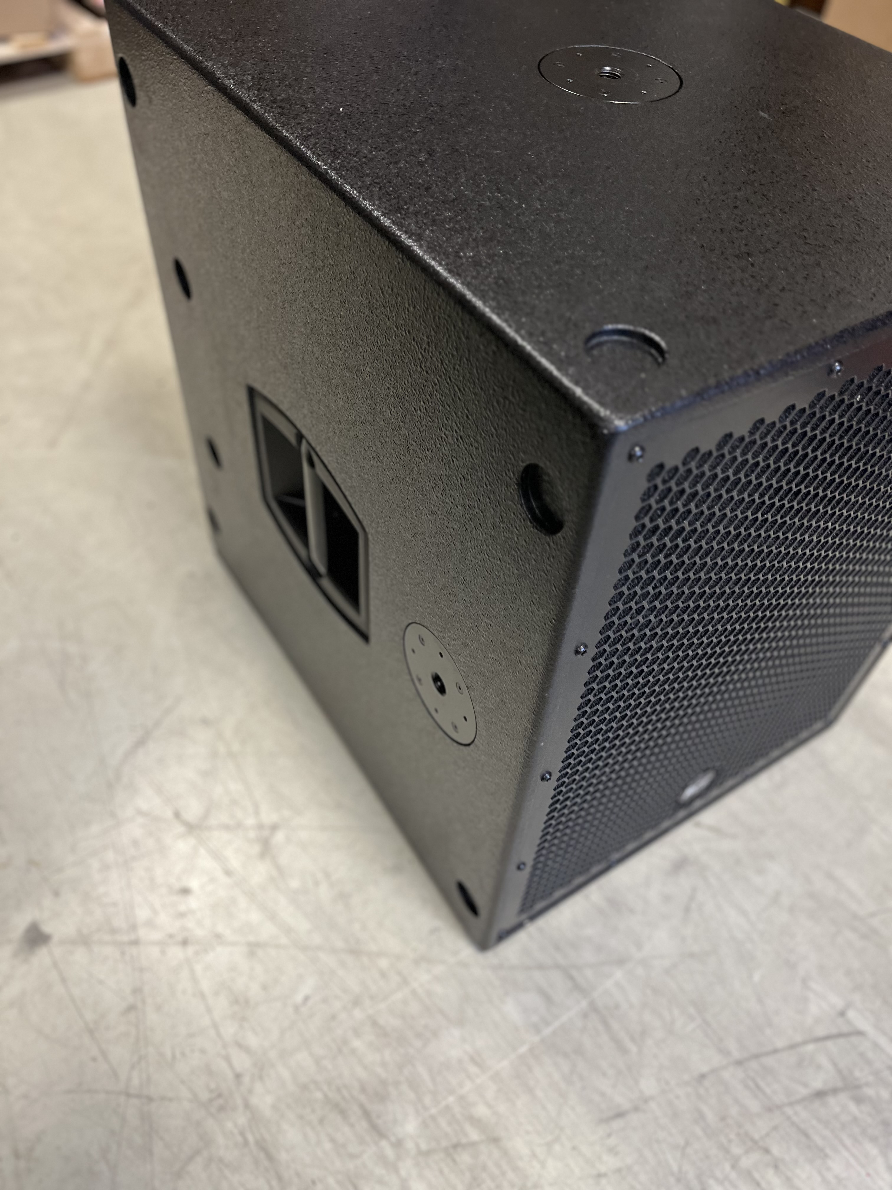 Caisson pro 8004as Rcf avec roulettes neufs