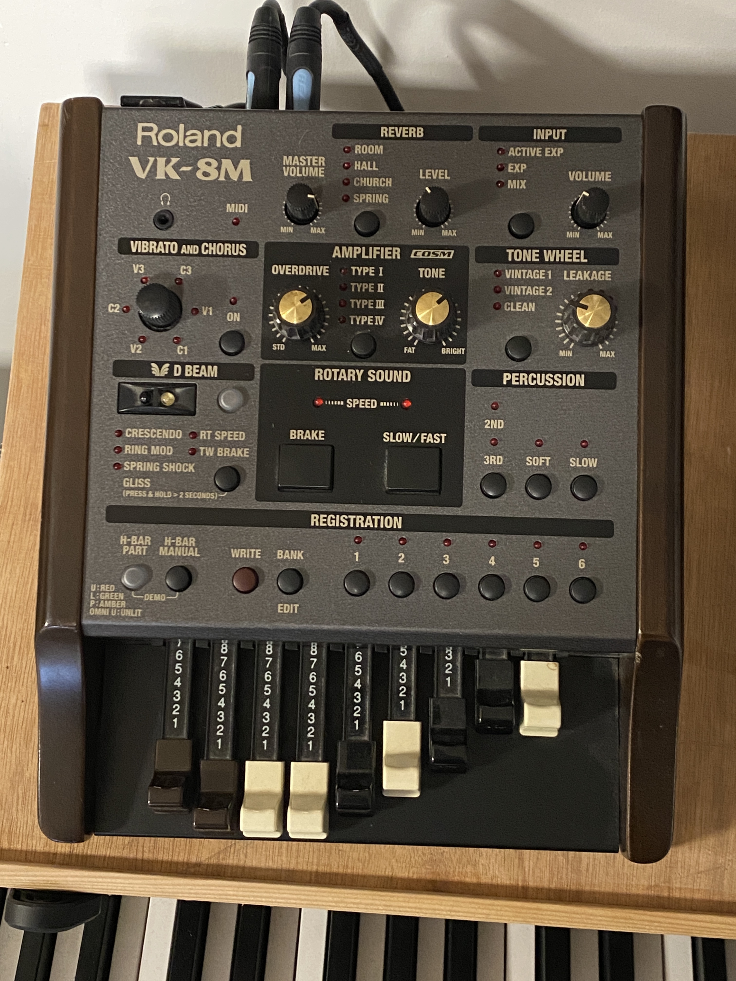 Pictures and images Roland VK-8M - Audiofanzine