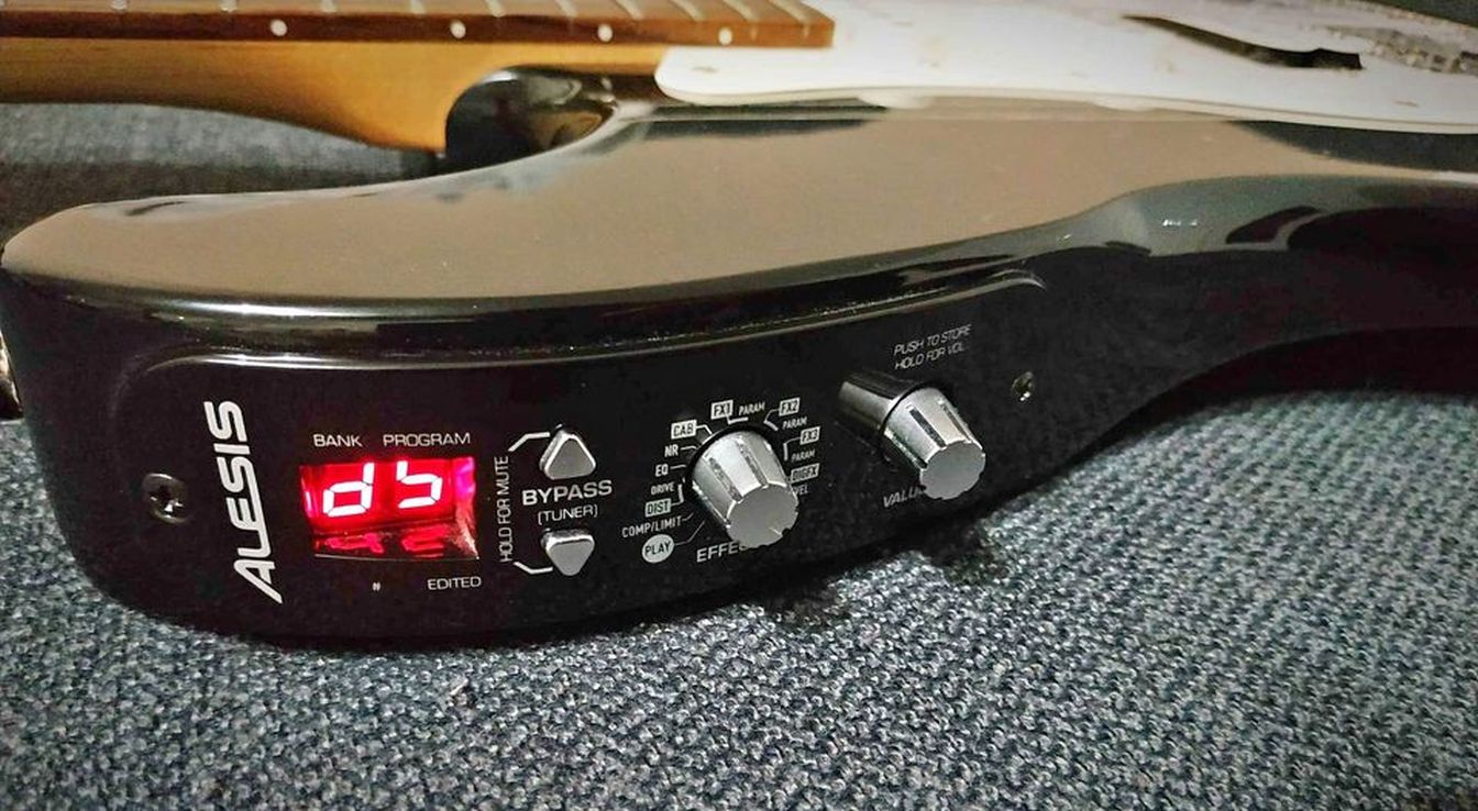 RARETE SUPER STRATOCASTER  STEREO ALESIS X GUITARE  MULTI  EFFETS  STEREO INCORPORE