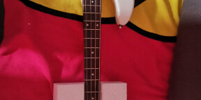 Vends ma Guitare basse Marcus Miller Model Sire 4 cordes model d'origine rien est modifié c'est une première main 