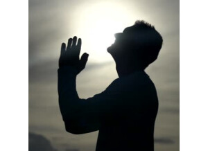 silhouette-de-lhomme-priez-pendant-le-coucher-du-soleil-concept-de-religion-de-foi-et