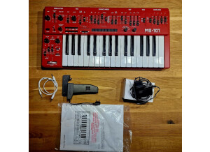 behringer-ms-101-monophonic-synthesizer-in-red (2)