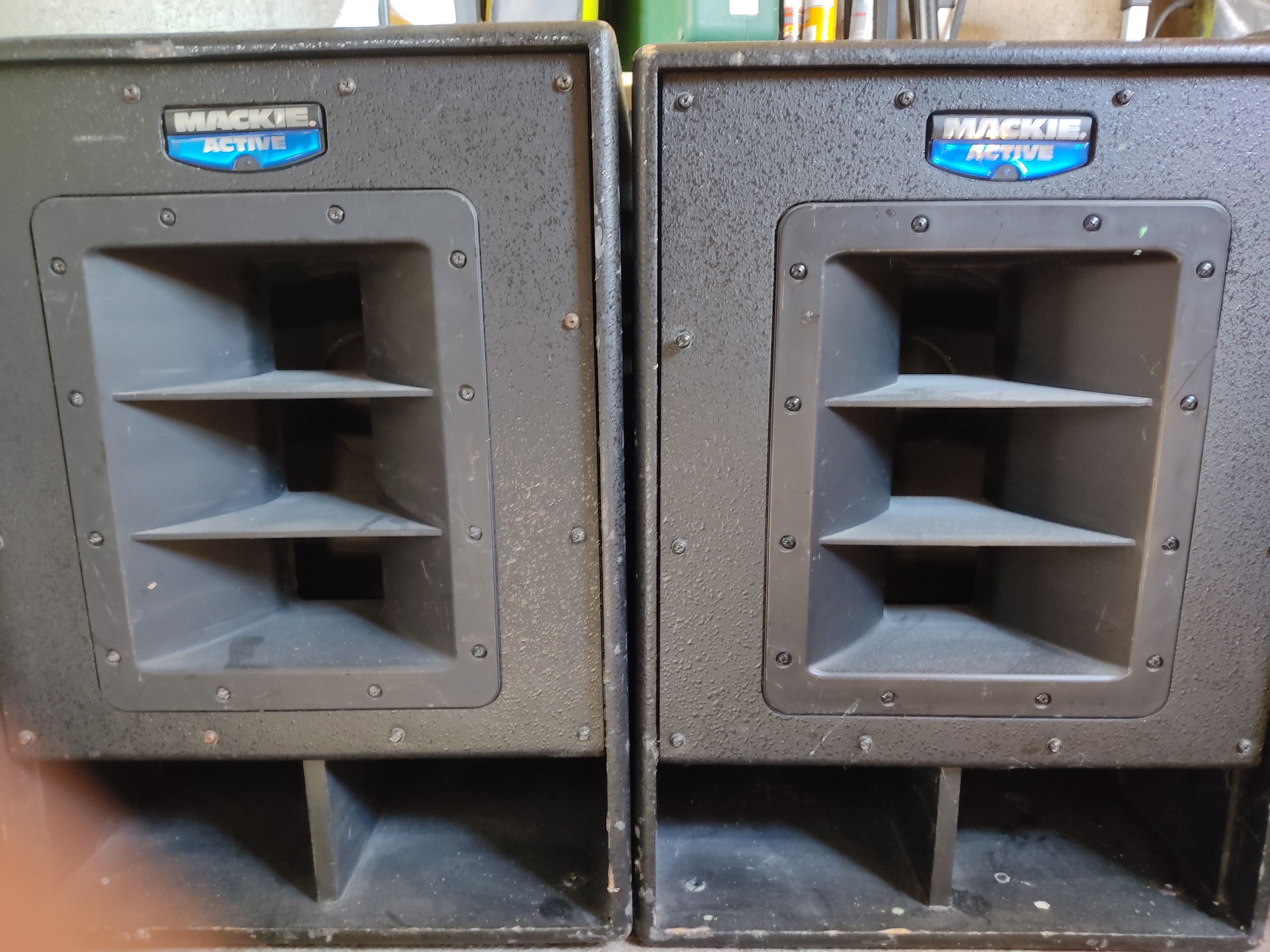 2 caissons basses passifs + ampli : Mackie (2X500 Watt) + Crosseover Altair