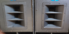 2 caissons basses passifs + ampli : Mackie (2X500 Watt) + Crosseover Altair