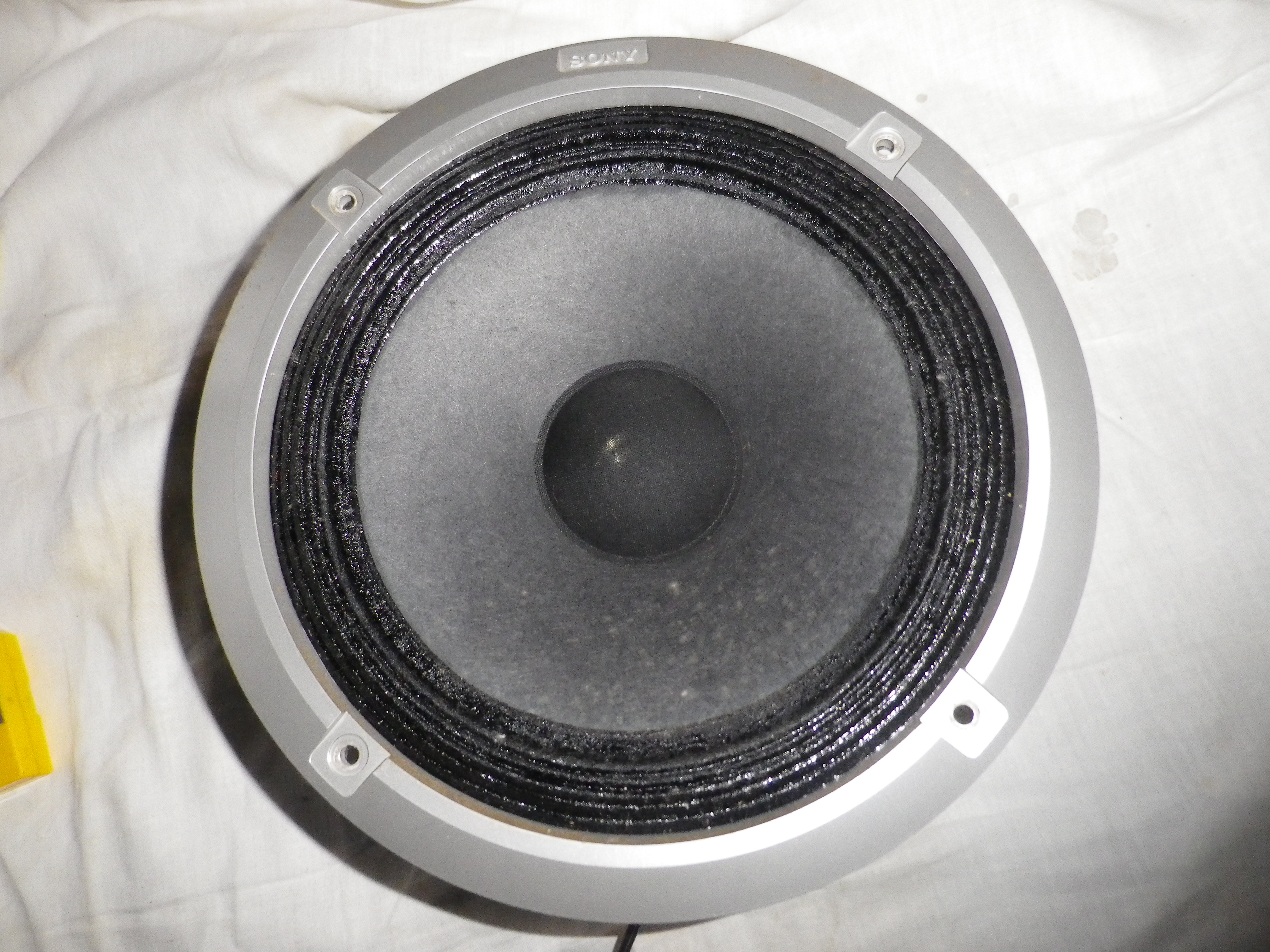 Un haut parleur boomer SONY diamètre 21 Cm