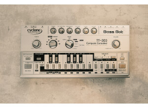 Cyclone Analogic Bass Bot TT-303