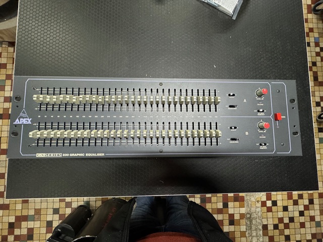 Vends égaliseur APEX GX230