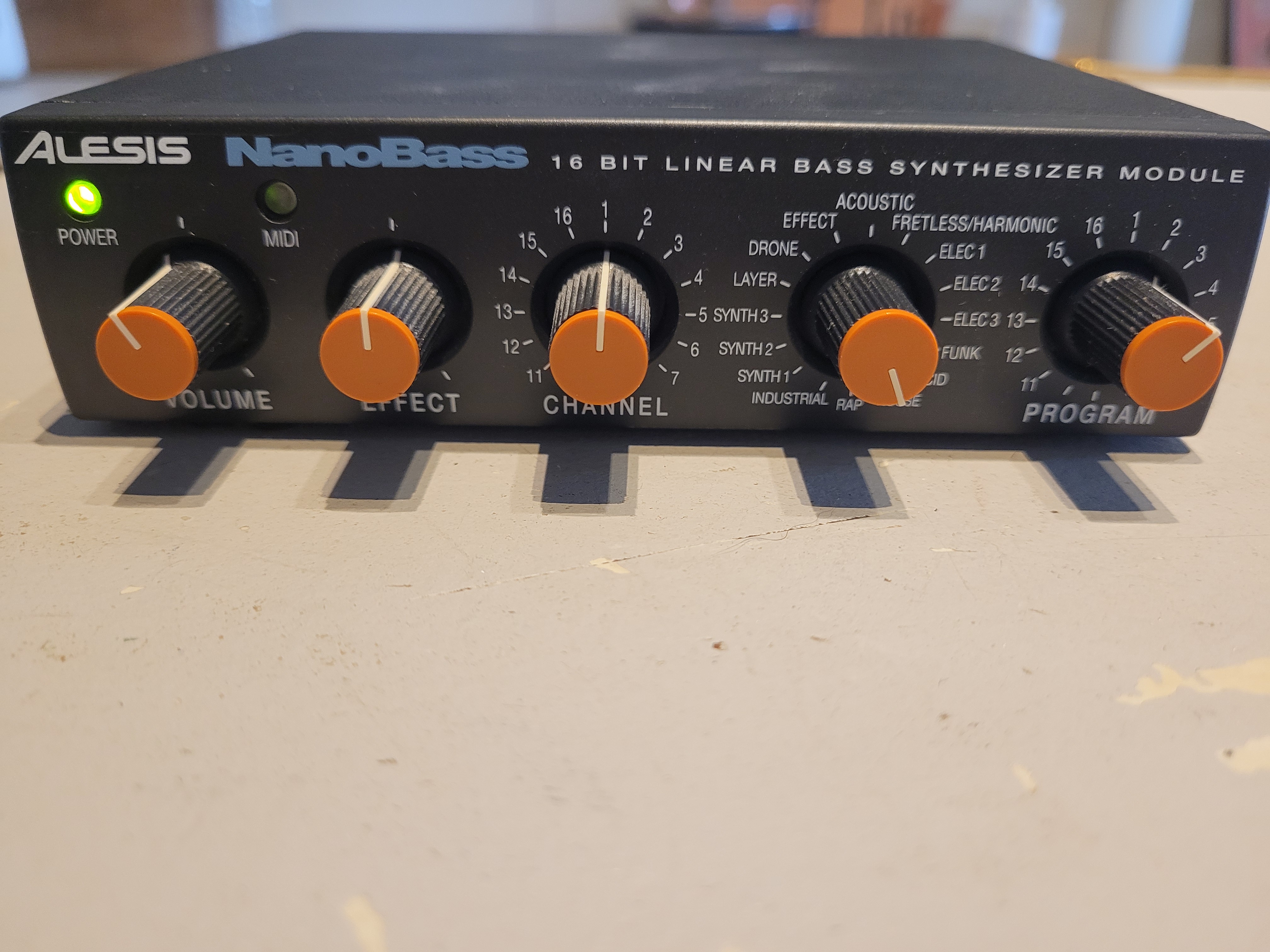 NanoBass - Alesis NanoBass - Audiofanzine