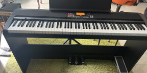 Vend piano avec support XE20 SP