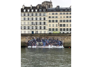 Le-street-art-s-invite-sur-la-Seine-en-hommage-aux-migrants-naufrages