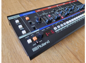 Roland JU-06A