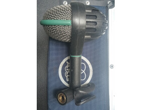 AKG D 112