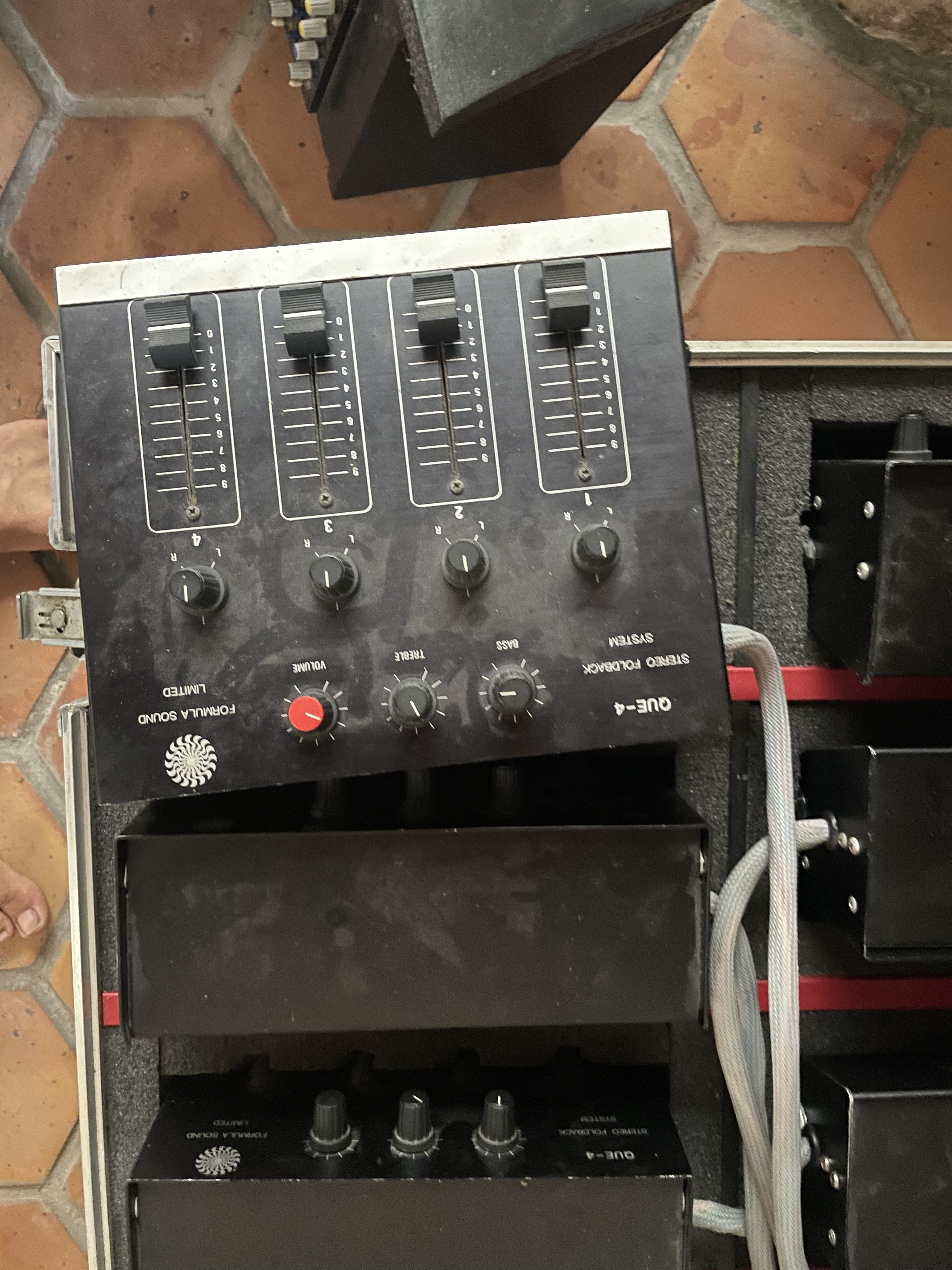 Formula Sound QUE-4 foldback system 