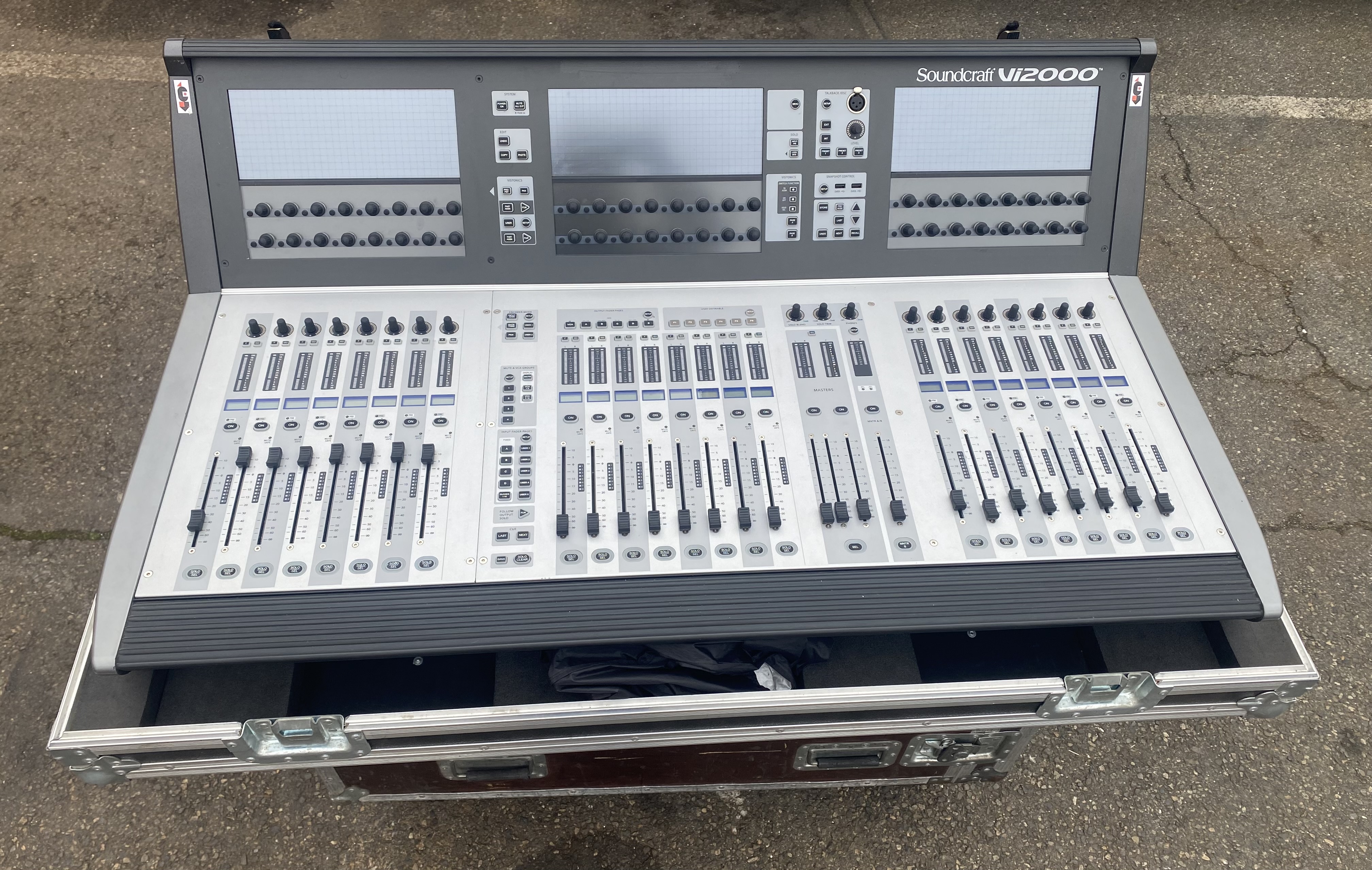 Console VI 2000 SOUNDCRAFT avec flight 