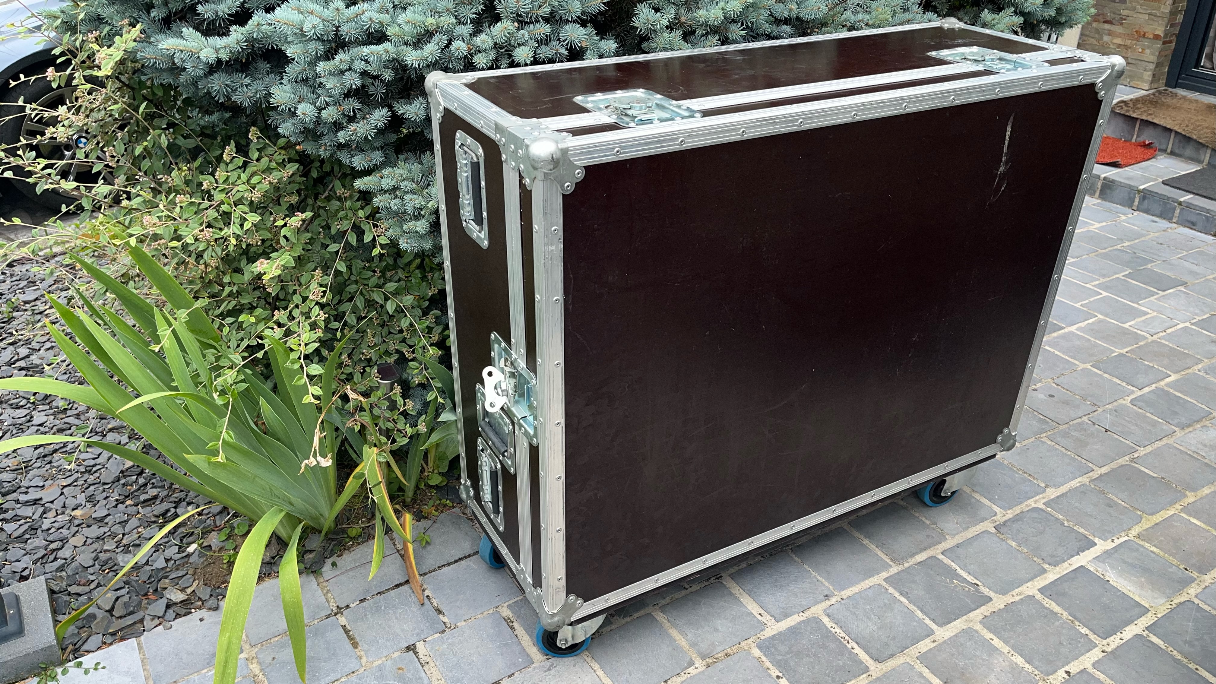 GRAND FLIGHT CASE PELIBOX A ROULETTES POUR CONSOLE