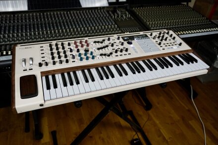 PolyBrute-12 2tof 03 Trois quart gauche PolyBrute-12 2tof 03 Trois quart gauche