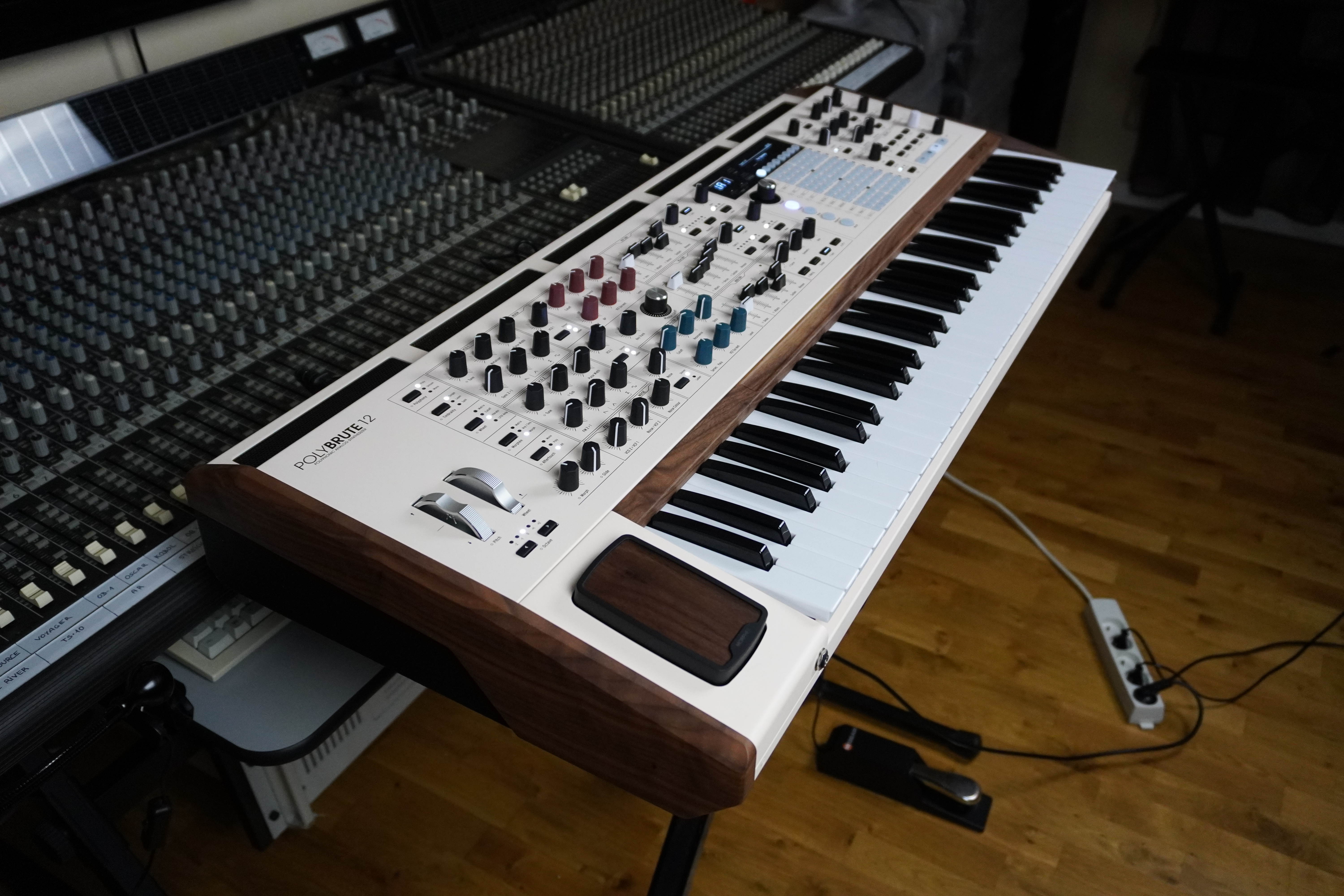 PolyBrute-12 2tof 04 Trois quart gauche