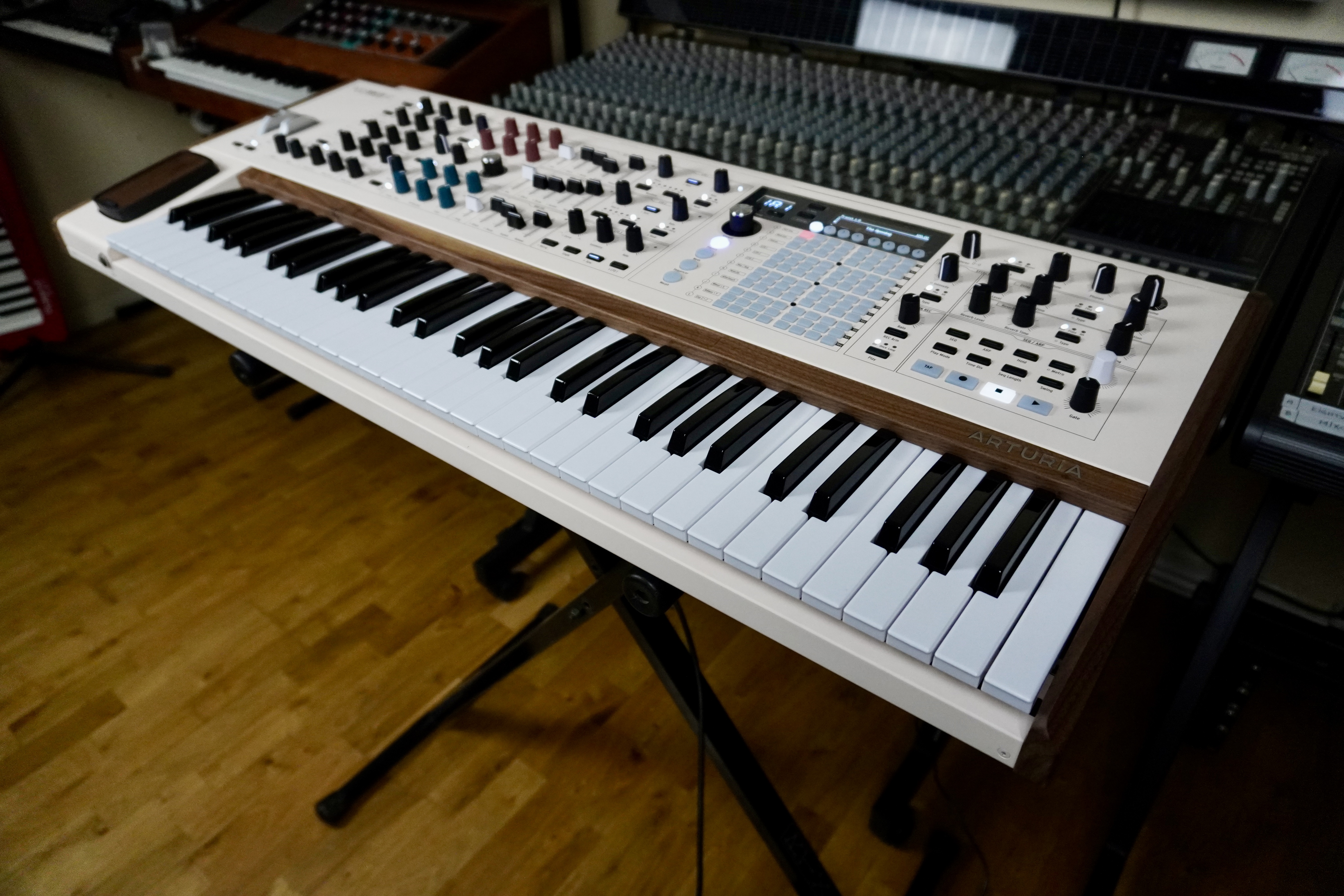 PolyBrute-12 2tof 06 Trois quart droite