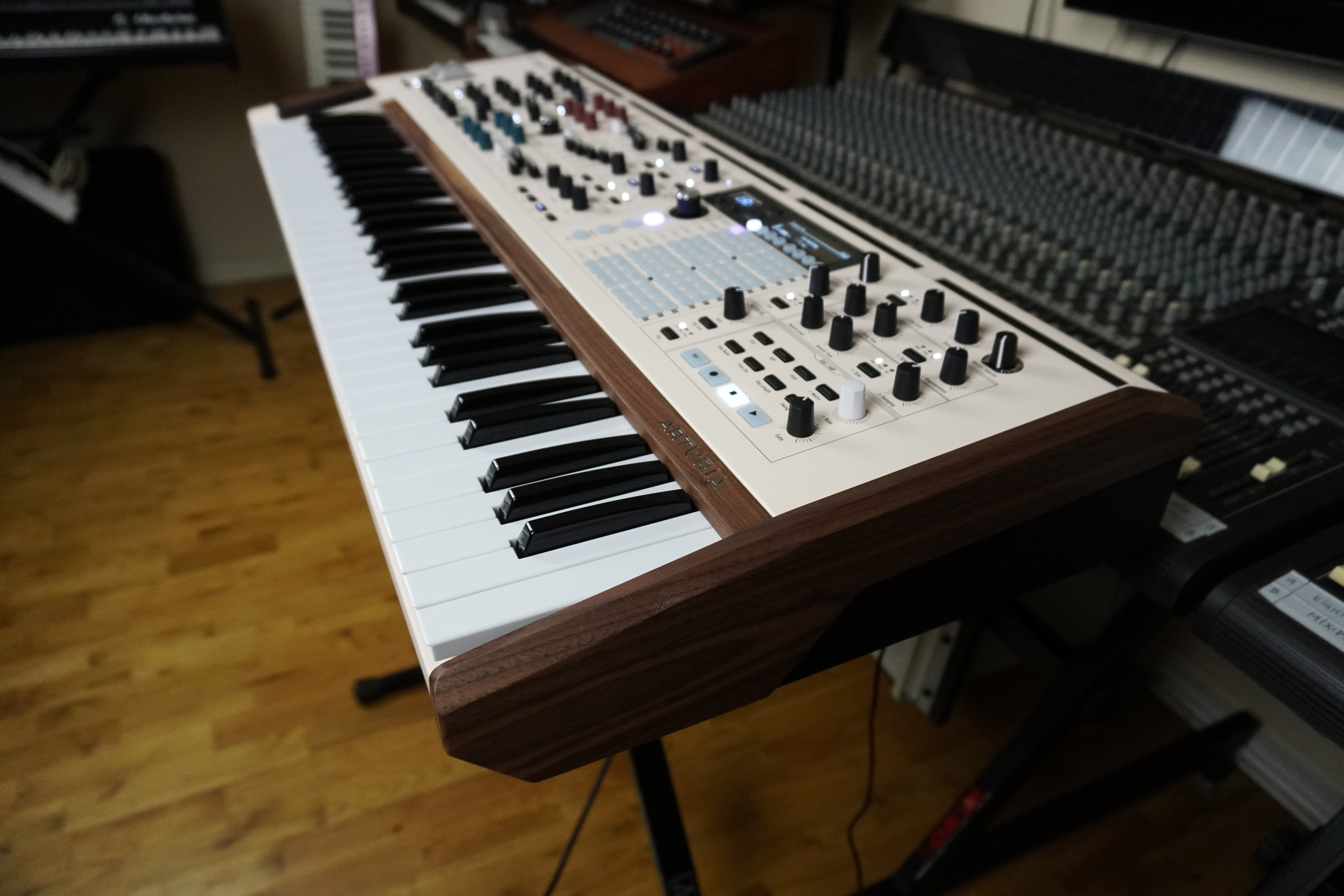 PolyBrute-12 2tof 07 Trois quart droite