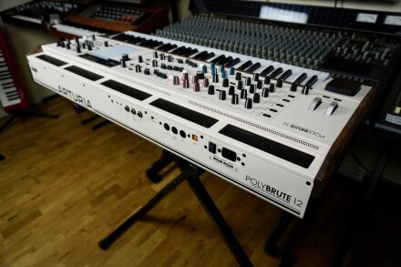 PolyBrute-12 2tof 31 Trois quart arrière PolyBrute-12 2tof 31 Trois quart arrière