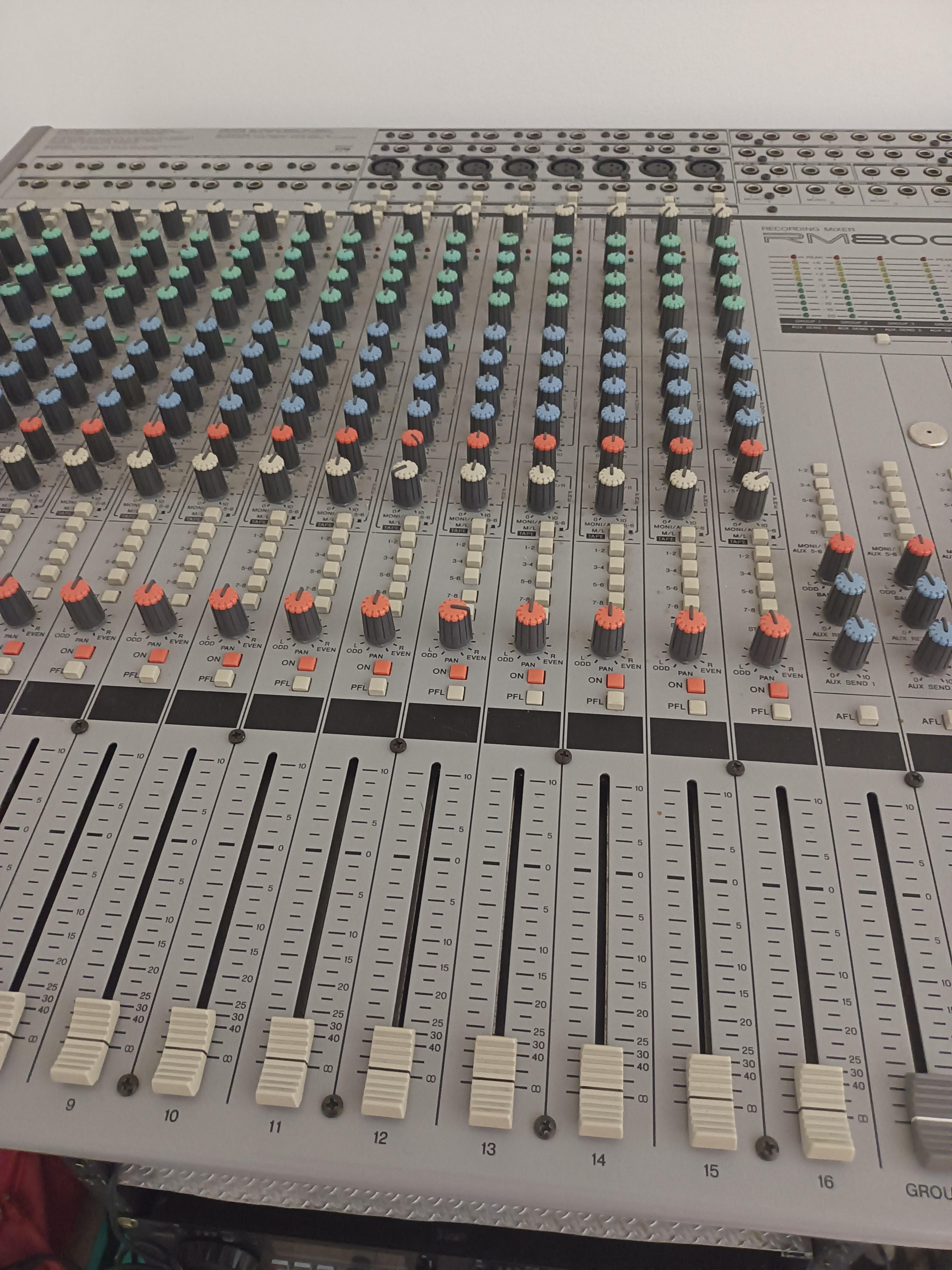 Pictures and images Yamaha RM800 16 - Audiofanzine