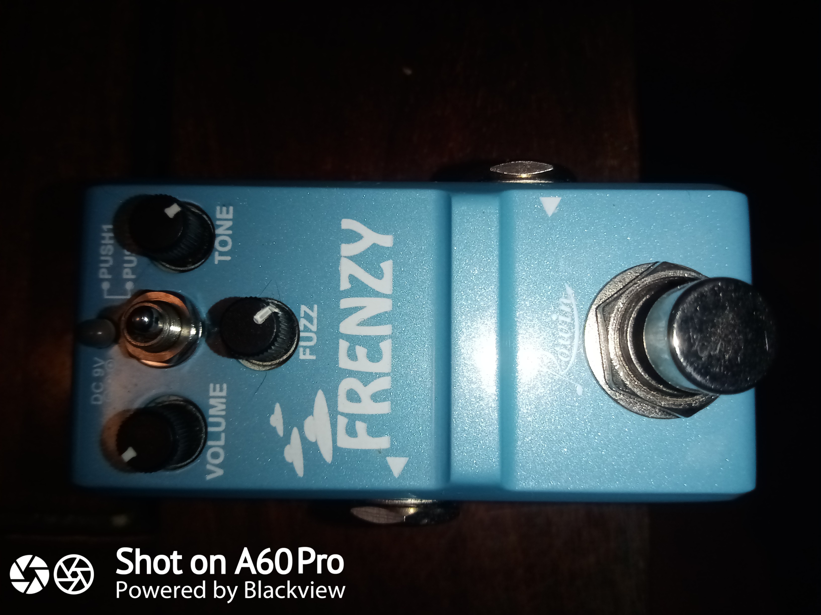 vend pedale de fuzz Rowin 