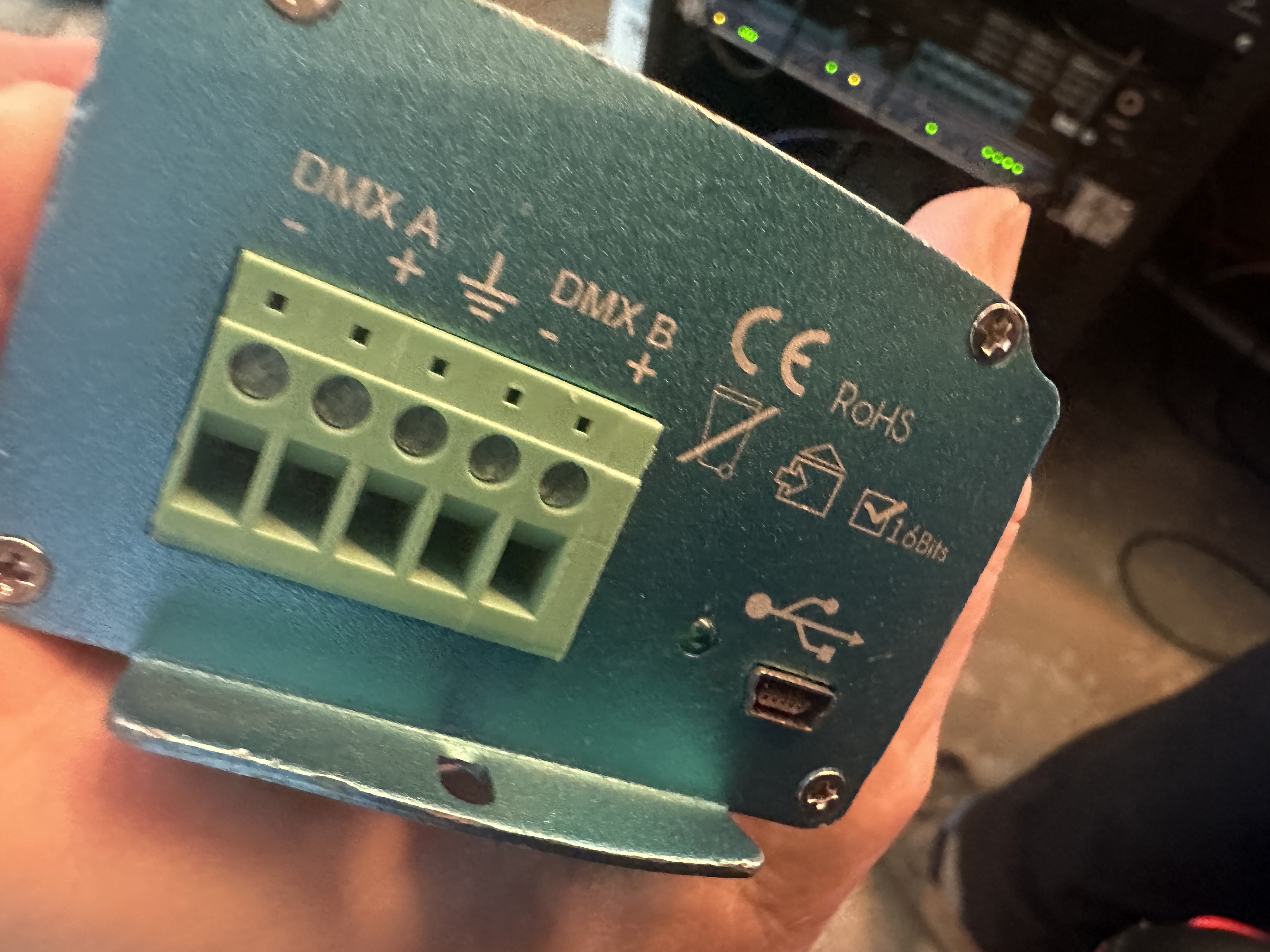 Cause double emploi vends interface DMX 1.024 canaux