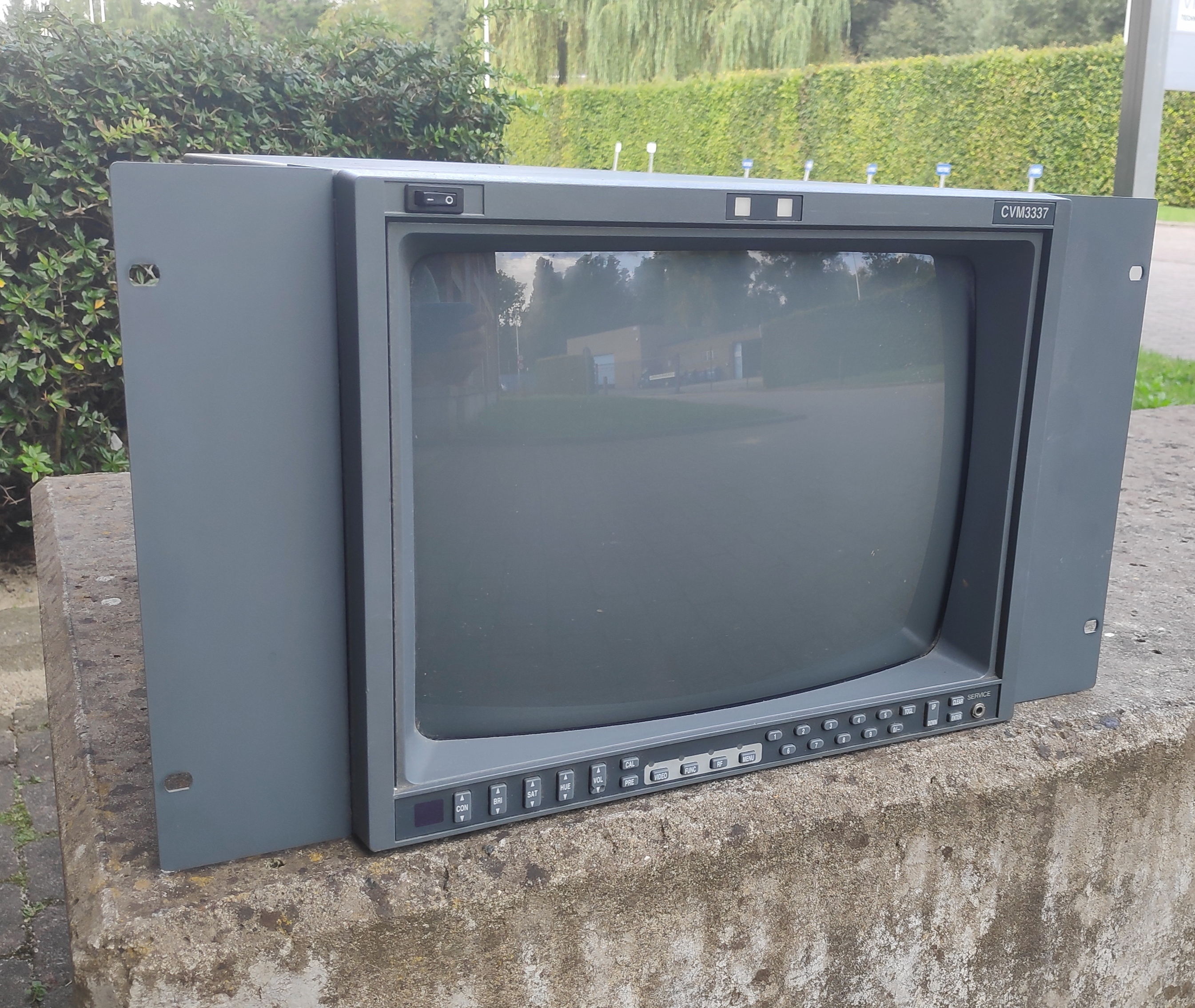 moniteur Barco CVM3337D CRT broadcast studio retro gaming