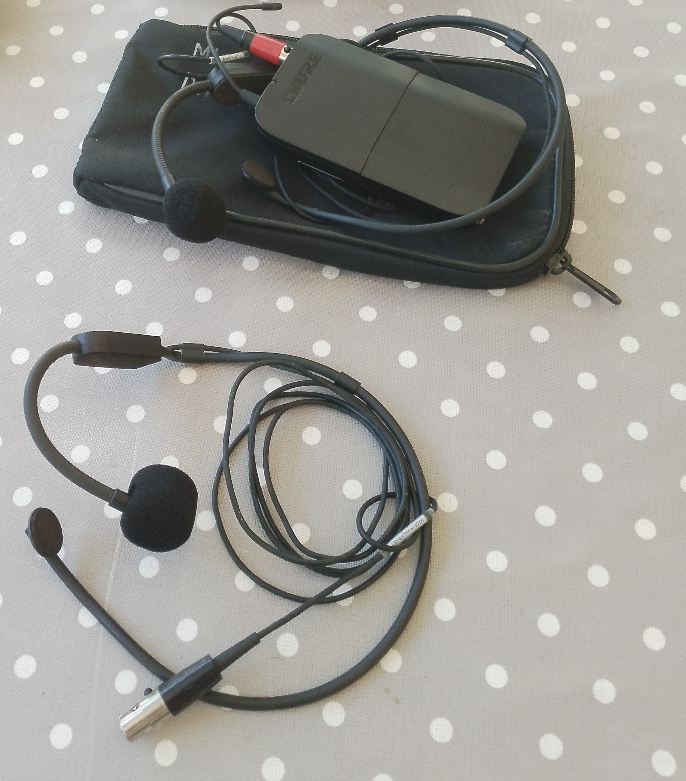 Vends 2 micro serre-tête Shure PGA31 + émetteur Shure BLX1