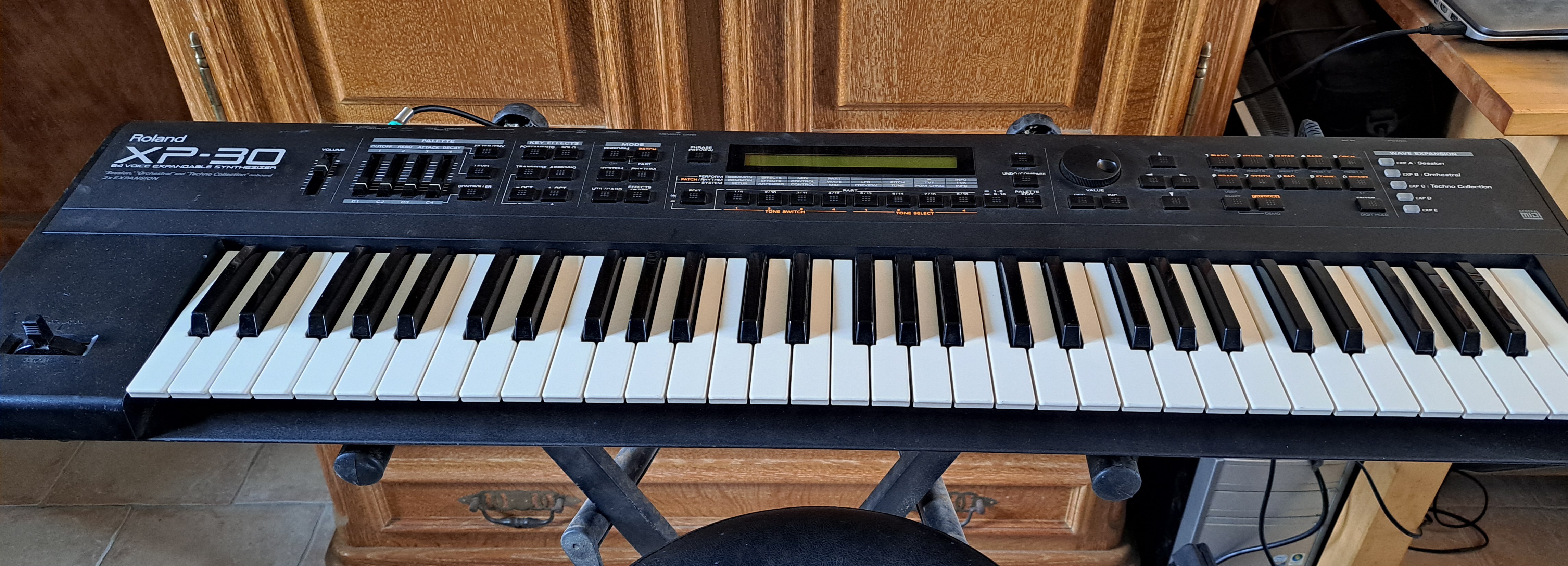 vends synthétiser XP 30 en parfait état. 