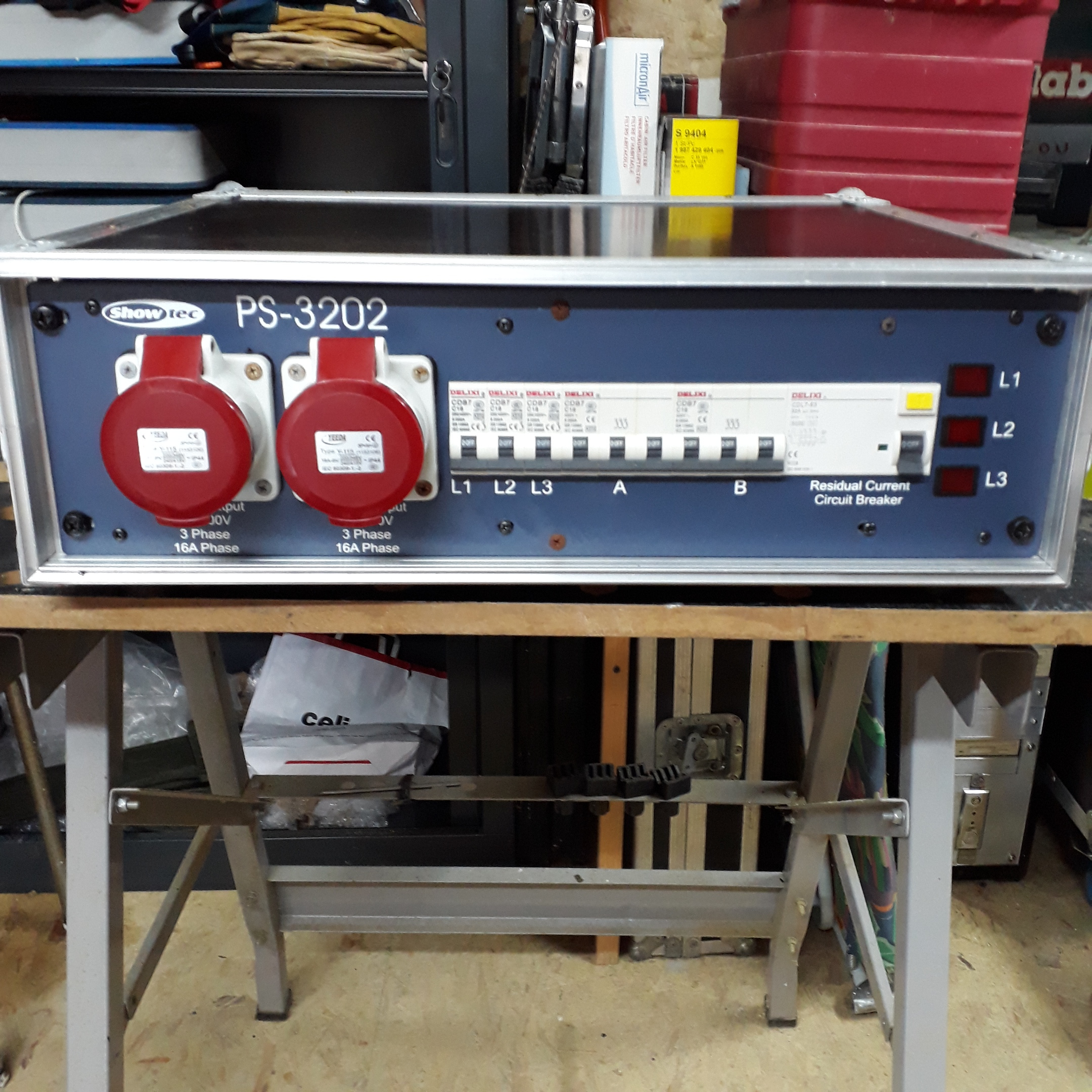 Showtec Bloc 380 V  model : PS-3202 neuf + fly